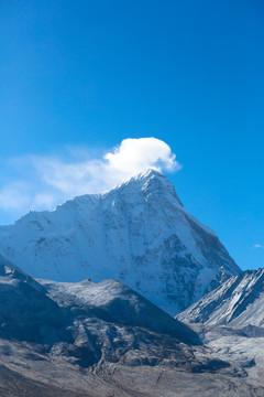 陡峭的雪山