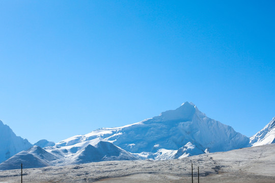 陡峭的雪山