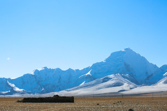 陡峭的雪山