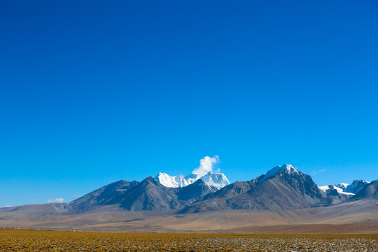 陡峭的雪山