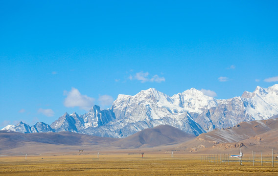 雪山下的湿地