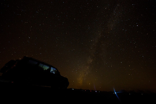 星空下的越野车