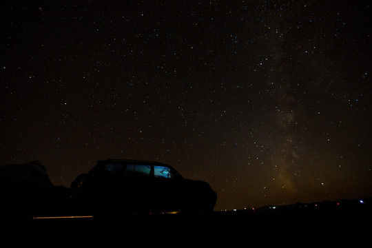 星空下的越野车