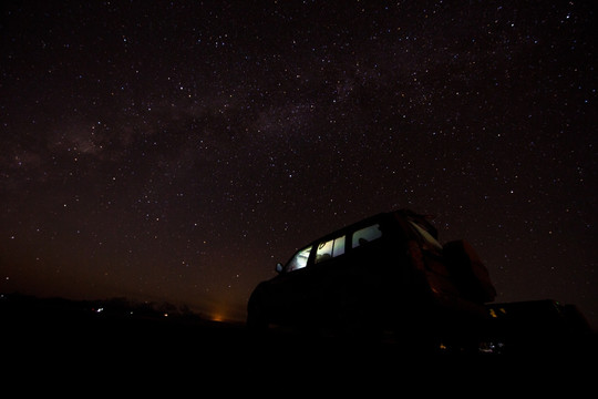 星空下的越野车