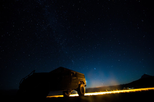 星空下的越野车