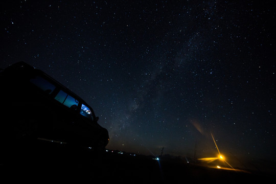 星空下的越野车