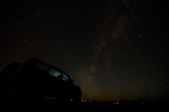 星空下的越野车