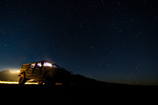 星空下的越野车