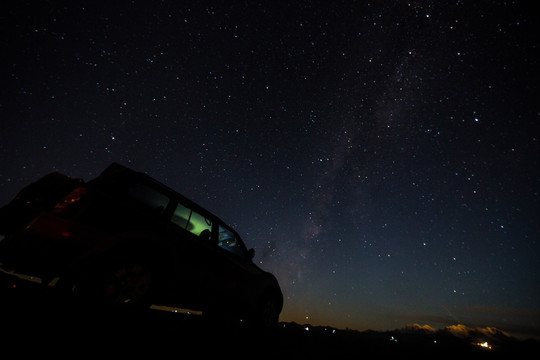 星空下的越野车