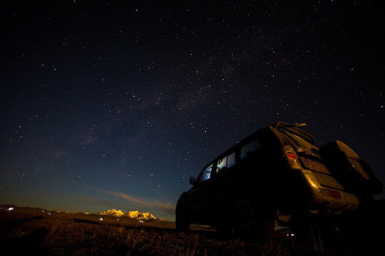 星空下的越野车