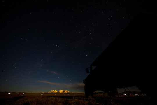 星空下的越野車