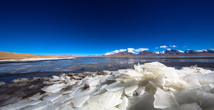 雪山下结冰的多情湖