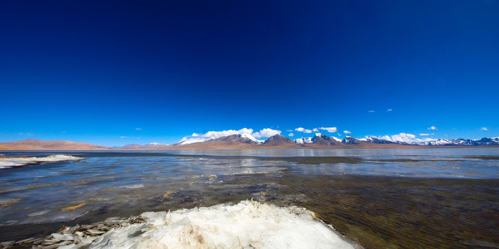 雪山下结冰的多情湖