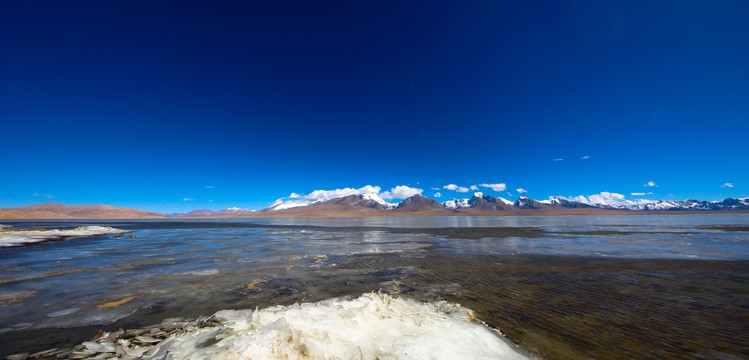 雪山下结冰的多情湖