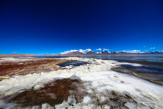 雪山下结冰的多情湖