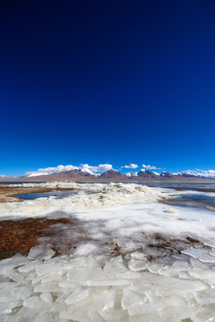 雪山下结冰的多情湖