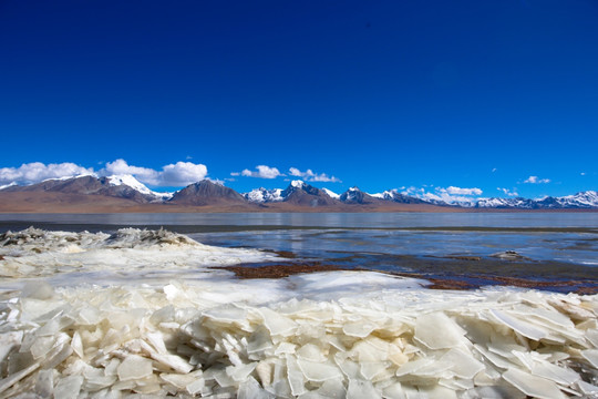 雪山下结冰的多情湖