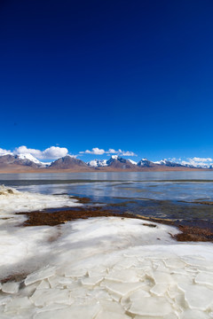 雪山下结冰的多情湖