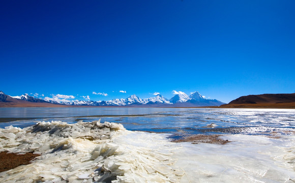 雪山下开阔的湖面