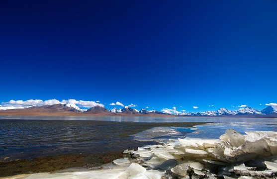 雪山下结冰的多情湖