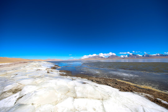 雪山下结冰的多情湖