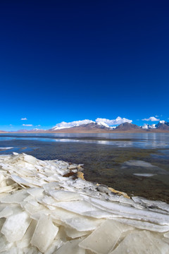 雪山下结冰的多情湖