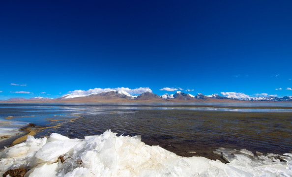 雪山下结冰的多情湖