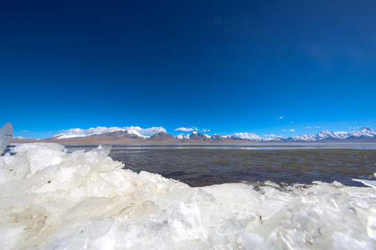 雪山下结冰的多情湖