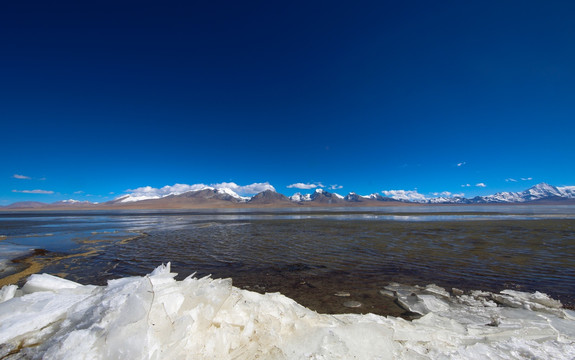 雪山下结冰的多情湖