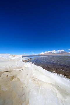 雪山下结冰的多情湖