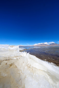 雪山下结冰的多情湖