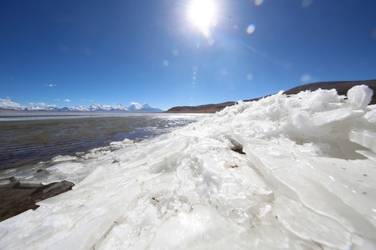 雪山下结冰的多情湖