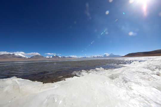 雪山下结冰的多情湖