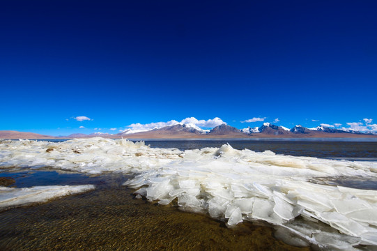 雪山下结冰的多情湖