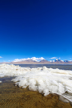 雪山下结冰的多情湖