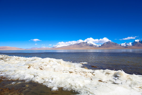 雪山下结冰的多情湖