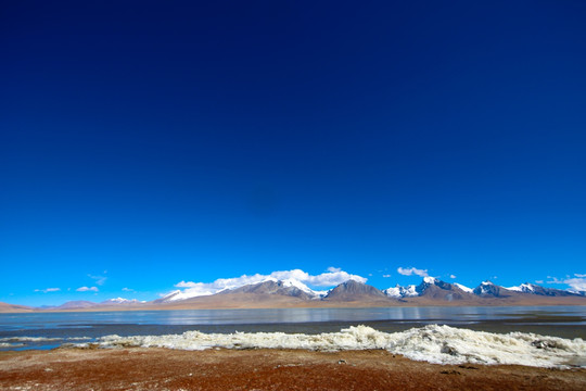 雪山下结冰的多情湖