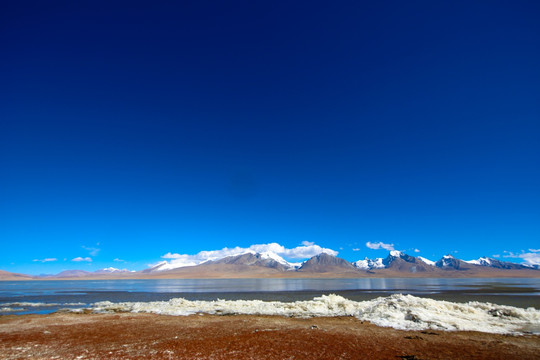 雪山下结冰的多情湖