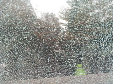 玻璃爆裂 玻璃裂痕 碎玻璃