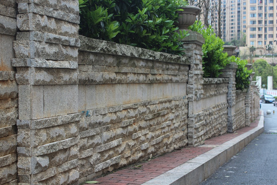 小区石头砌的围墙