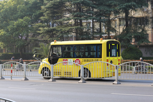 小学校车