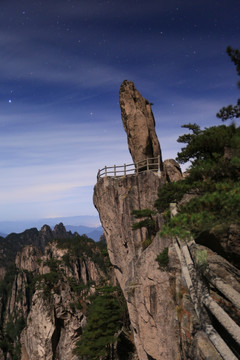 飞来石 黄山 悬崖绝壁 夜晚