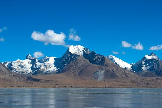 雪山下结冰的多情湖