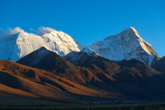 夕阳下的雪山