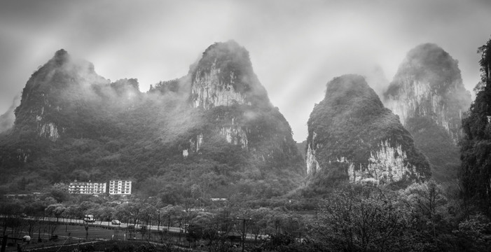 雾色山景