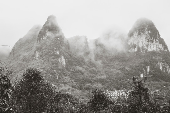 雾色山景