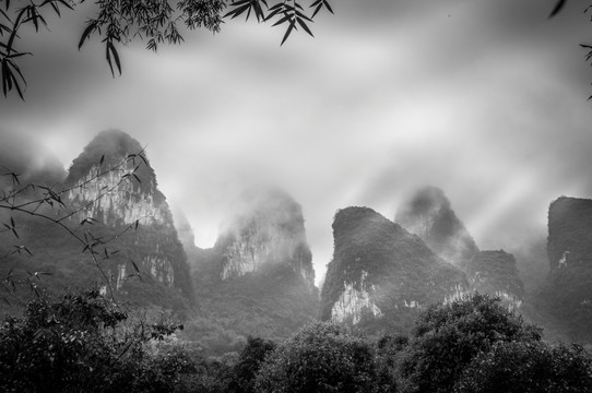 雾色山景