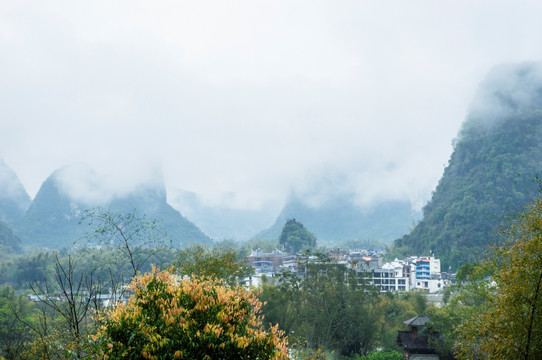 雾色山景