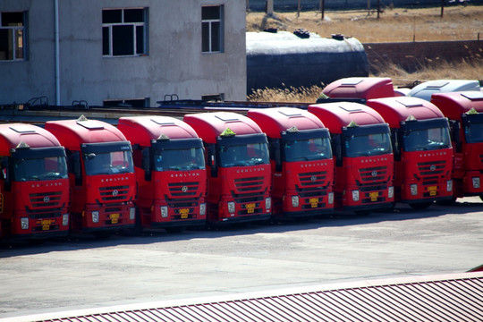 石油化工 化工厂 油罐车 车队