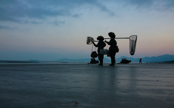 海边晨曦 渔民剪影